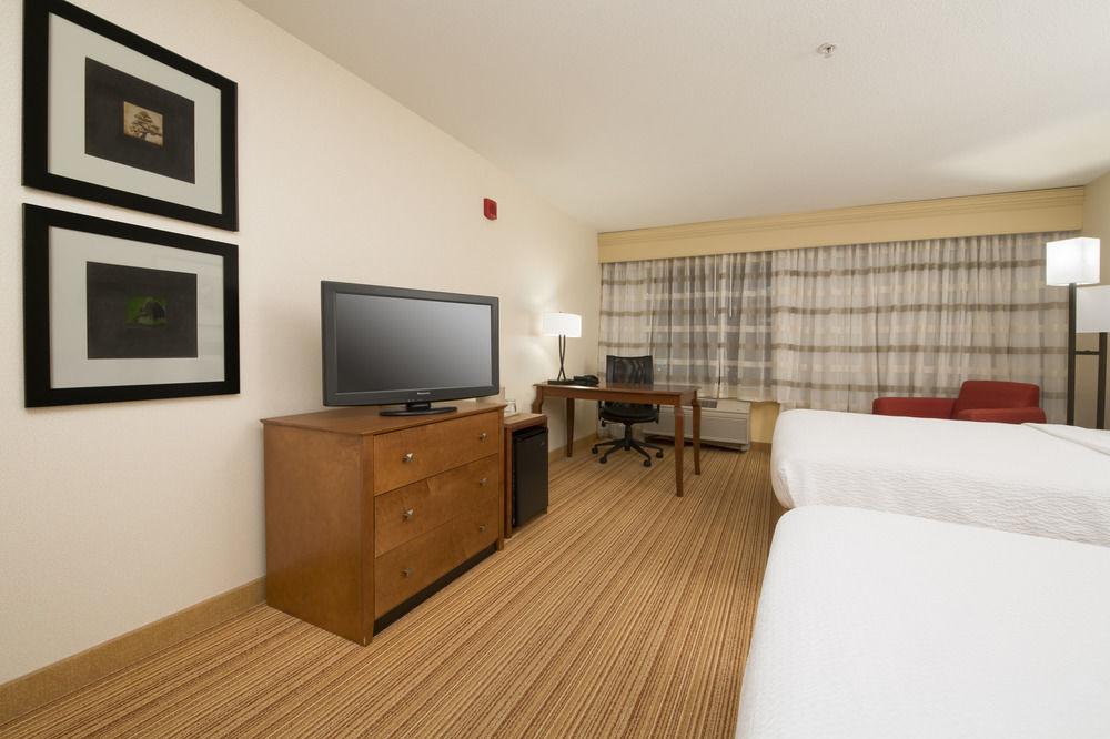 Готель Courtyard By Marriott Sacramento Фолсом Екстер'єр фото