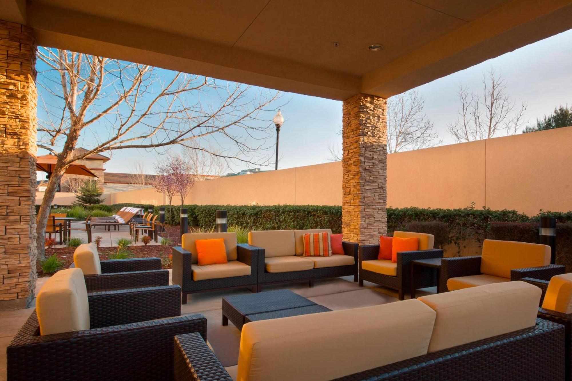 Готель Courtyard By Marriott Sacramento Фолсом Екстер'єр фото